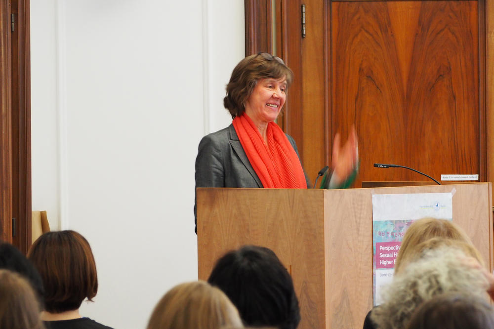 Die Journalistik-Professorin und wissenschaftliche Leiterin des Margherita-von-Brentano-Zentrums der Freien Universität Berlin Dr. Margreth Lünenborg begrüßte die Teilnehmerinnen und Teilnehmer am ersten Konferenztag.