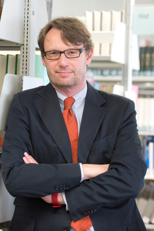 Andreas Brandtner ist promovierter Literaturwissenschaftler und leitet die Universitätsbibliothek der Freien Universität Berlin.