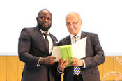 Peter Lange, Vorsitzender der Ernst-Reuter-Gesellschaft, überreichte den Eberhard-Schein-Preis an den Parasitologen Isaiah Obara.