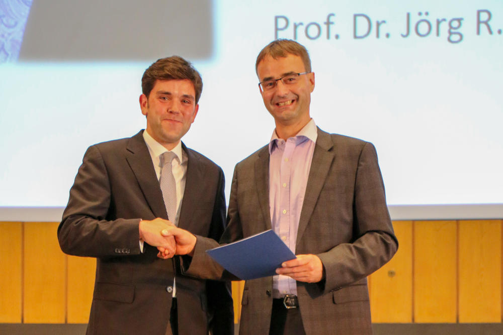 Der Veterinär-Physiologe Markus Lohr empfing den Nachwuchsförderpreis aus den Händen von Professor Jörg Aschenbach.