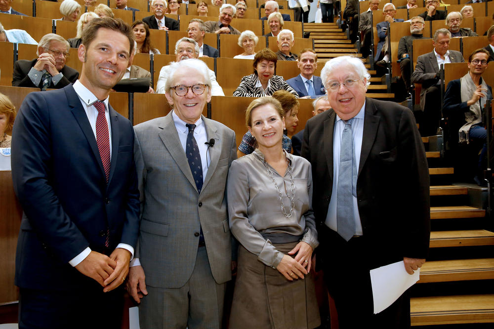 Beim Festakt (v.l.n.r.): Steffen Krach, Prof. Dr. Karl Max Einhäupl, Astrid Lurati und John Kornblum.