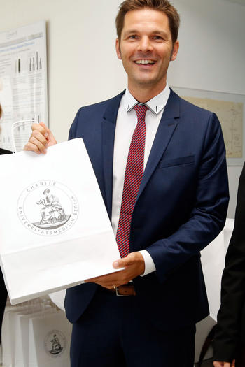 Steffen Krach freut sich über das Begrüßungsgeschenk.