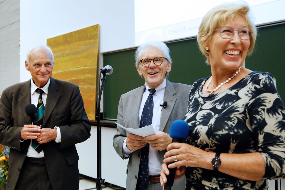 Prof. Einhäupl im Gespräch mit den Zeitzeugen Prof. Dr. Berlien (l.) und Renate Ullrich (r.).