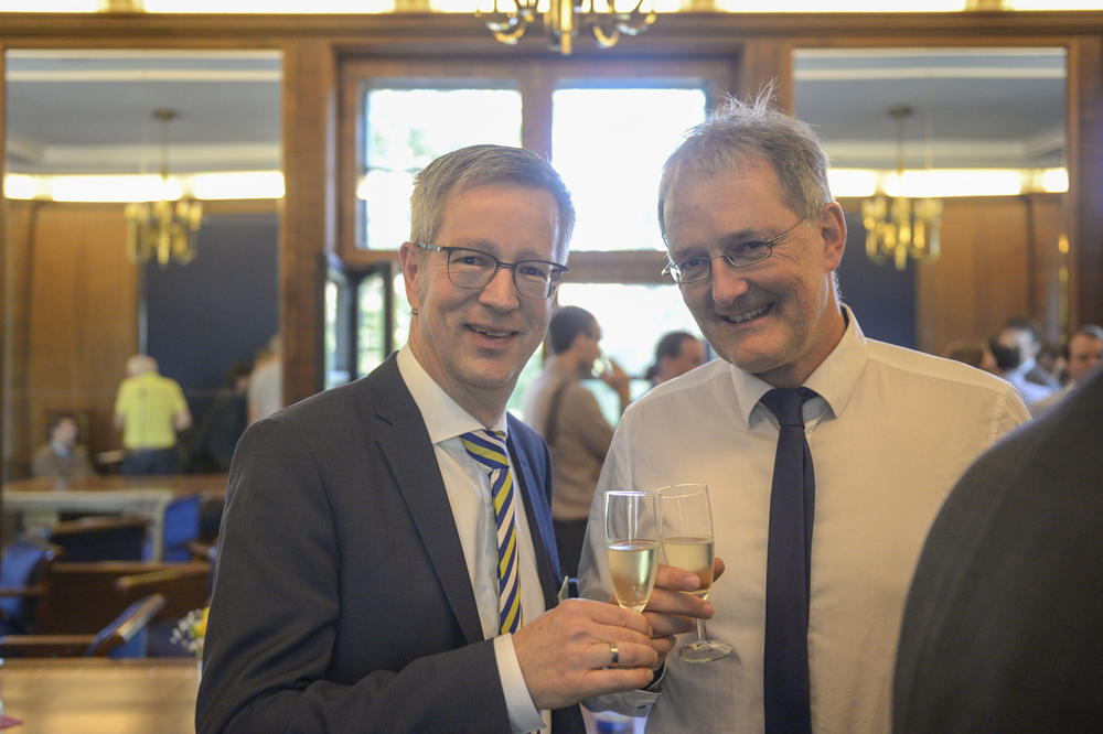 Zwei Mathematiker feiern: Universitätspräsident Professor Günter M. Ziegler (l.) und Professor Christof Schütte, einer der Sprecher des bewilligten Exzellenzclusters Math+.