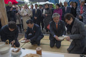 Der Botschafter Südkoreas, Dr. Bumgoo Jong (r.), und der Botschafter Nordkoreas, Pak Nam Yong (l.), halten mit Reiswein gefüllte Schüsseln …