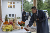Lee Kwang Bok, der Erbauer des Pavillons und einer der berühmtesten Baumeister für traditionelle Häuser in Korea, bereitet die Einweihungszeremonie vor.