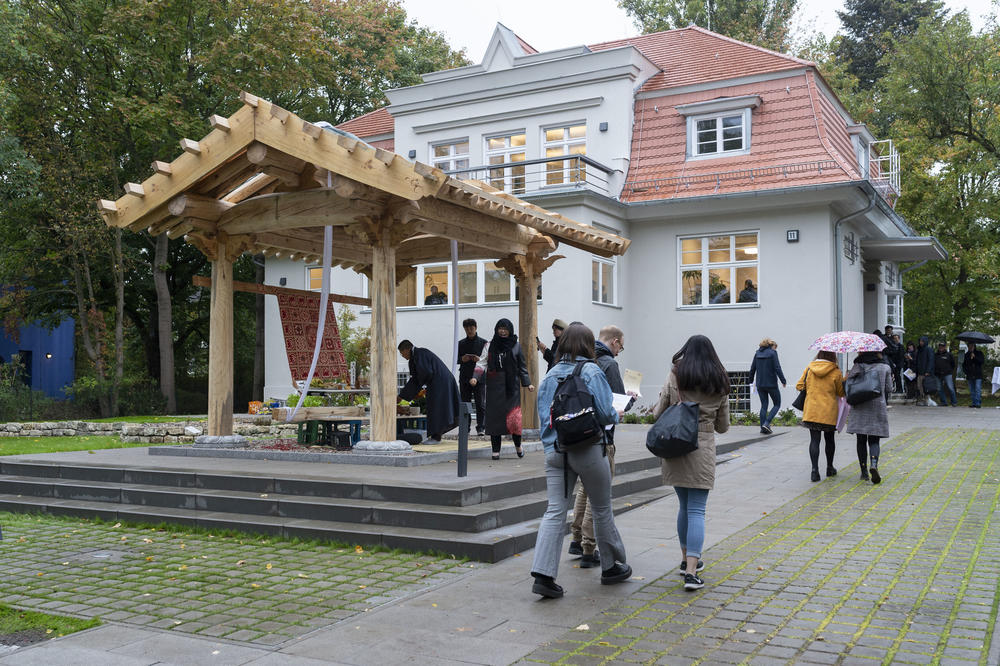 Die Einweihung des Pavillons war Teil der Feier anlässlich der Eröffnung des neuen Standorts des Instituts für Koreastudien an der der Otto-von-Simson-Straße 11.