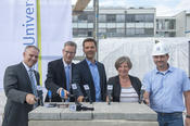V.l.n.r.: Von der Freien Universität Berlin Chemieprofessor und wissenschaftlicher Projektleiter des SupraFAB Rainer Haag und Unipräsident Günter M. Ziegler sowie Staatssekretär Steffen Krach, Senatorin Katrin Lompscher und Bauleiter Marcel Georgi.