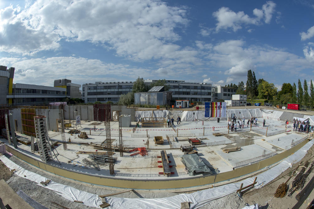 Das SuraFAB befindet sich in direkter Nachbarschaft zum Chemiegebäude der Freien Universität in der Takustraße 3 (links) und dem Zuse Institute Berlin (ZIB) (Mitte).