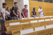 Bei ihrem Rundgang sahen sich die Schülerinnen und Schüler Hörsäle und Labore an.
