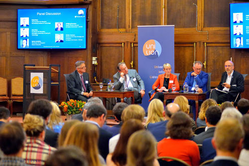 Auf dem Podium in Brüssel (v. l. n. r.): R. Blum (Nuremberg Institute of Technology), W.  Burtscher (Europäische Kommission), A. Borg (Norwegian University of Science & Technology), S. Hermans (Europäische Kommission), I. Lemahieu (Ghent University).