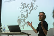 Der dänische Gastwissenschaftler Mads Vestergaard sprach an der Freien Universität über sein Forschungsthema neue Medien, „postfaktische Demokratie“ und die Ökonomie der Aufmerksamkeit.