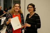 Für ihre Dissertation ist die Kulturwissenschaftlerin Shelley Harten (links) von Franziska Lesák (rechts), der ehemaligen Frauenbeauftragten des Fachbereichs, ausgezeichnet worden.