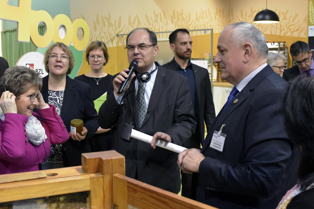 Landwirtschaftsminister Christian Schmidt (Bildmitte) bei seiner Runde auf der Grünen Woche.