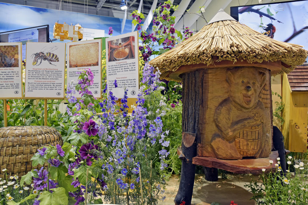 Die Blumeninsel des gemeinsamen Messestands des Instituts für Veterinär-Biochemie der Freien Universität und des Imkervereins Berlin Zehlendorf.