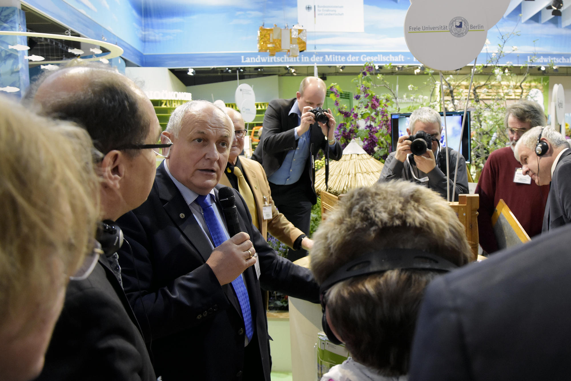 Imkermeister Benedikt Polaczek (am Mikrofon) spricht mit Abgesandten des Landwirtschaftministeriums.
