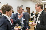 Universitätspräsident Prof. Dr. Günter M. Ziegler (M.) mit Bastian Amberg (l.) und Daniel Fürstenau –  beide Juniorprofessoren für Wirtschaftsinformatik. Sie kamen mit den Begriffen „Entscheidungsunterstützung“ und „Digitale Innovation“.