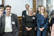 Kai Kresse (l.), Sozial- und Kulturanthropologieprofessor und Vize-Direktor für Forschung am Leibniz-Zentrum Moderner Orient, mit Manuela Kasper (M.) vom Fachbereich Wirtschaftswissenschaft und VWL-Professorin Natalia Danzer.