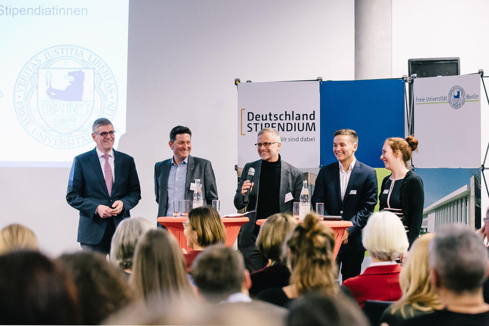 Talente fördern, Zukunft gestalten: (v. l. n. r.) Dr. H.-J. Loddenkemper (Dr. H.  Schmitt-Vockenhausen-Stiftung), Roger Schlerf (Santander Universitäten), Dr. Herbert Grieshop (Abteilung Internationales), Maximilian Weber und Corinna Limbach.
