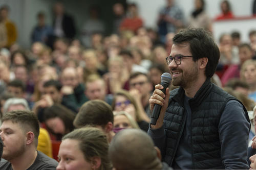 Mehrere Studierende beteiligten sich an der Diskussion.