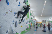 Auf Kletterseil und -gurt wird beim Bouldern verzichtet. Anne Stiller muss auf ihren guten Griff vertrauen.