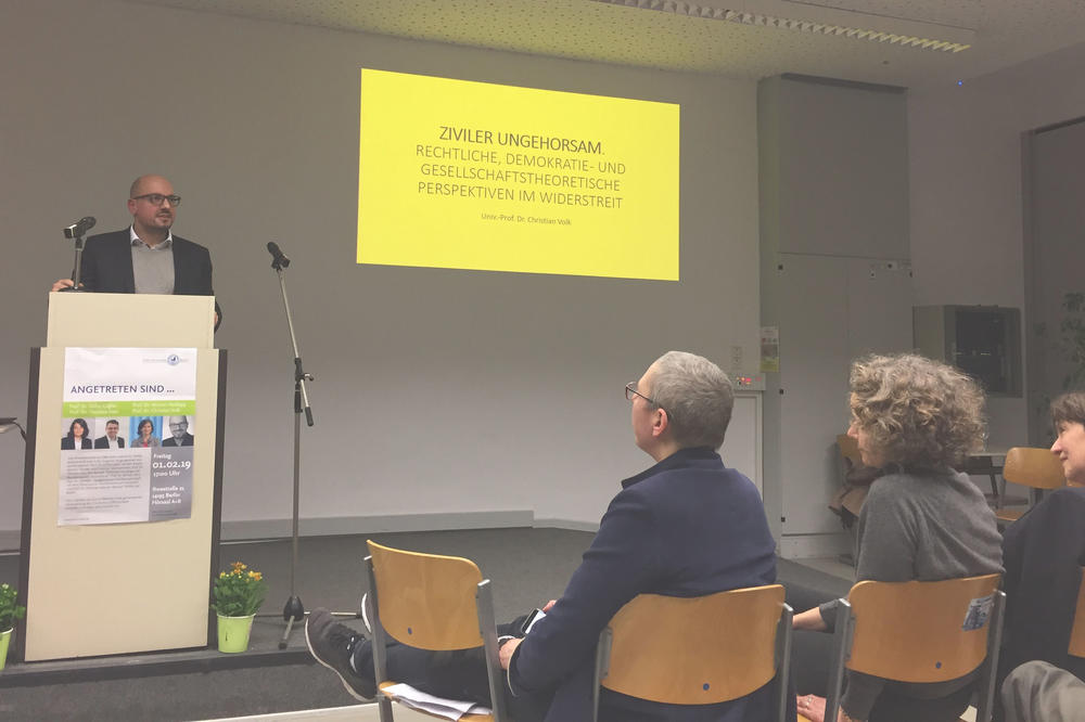 Christian Volk, Professor am Arbeitsbereich Politik und Recht, untersucht Protestformen in der Politik – das Thema könnte angesichts der Gelbwestenproteste in Frankreich etwa und der Fridays-for-Future-Demonstrationen aktueller nicht sein.