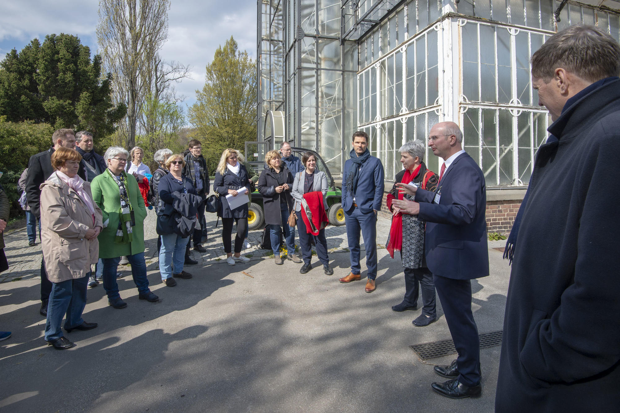 Prof. Dr. T. Borsch (2. v. r.), Direktor des BGBM, und die Kanzlerin der Freien Universität Berlin, Dr. A. Bör (3. v. r.) begrüßen Berlins Staatssekretär S. Krach (4. v. r.) und Mitglieder des Hauptausschusses des Berliner Abgeordnetenhauses.