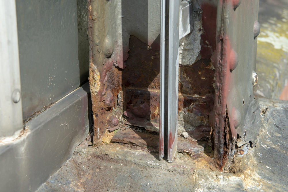 Verrostete Stahlträger gefährden die Statik der mehr als 100 Jahre alten, denkmalgeschützten Schaugewächshäuser.  Ein maroder Träger des Gewächshauses für tropische Nutzpflanzen.