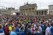 Vor dem Start am Brandenburger Tor: Insgesamt 19000 Teilnehmerinnen und Teilnehmer traten beim diesjährigen Firmenlauf an.