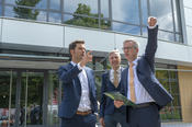 Steffen Krach (links), Staatssekretär für Wissenschaft und Forschung, und Prof. Dr. Günter M. Ziegler, Präsident der Freie Universität (rechts) blickten auf abgeschlossene und laufende Bauprojekte am Fachbereich Biologie, Chemie, Pharmazie.