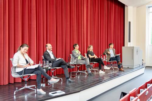 Es diskutierten: Stella Schaller (Adelphi), Marc Ringel (HfWU Nürtingen), Tanja Börzel (Freie Universität), Carla Reemtsma (Fridays for Future) und Klaus Jacob (Freie Universität).