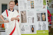 Gesas neue Kleider: Eine Tafel erläuterte der Neunjährigen und anderen Besucherinnen und Besuchern, wie die verschiedenen römischen Gewänder hießen und getragen wurden.