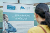 Wie gehen wir miteinander um? Und wie wollen oder sollten wir miteinander umgehen? Antworten gab es beim Dahlem Humanities Center bei „Knigge geht um“.