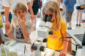 Blick durchs Mikroskop bei der Kinderrallye.