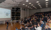 10 Minuten Zeit, um das Publikum zu begeistern: Erziehungswissenschaftler Gerhard de Haan stellte die Schule der Zukunft vor beim FUture Slam 2019.