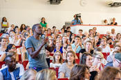 Das Publikum beteiligte sich an der Diskussion. Studierende, sagte Grandi, könnten eine zentrale Rolle...