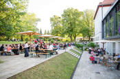 ... die mit der Freien Universität verbunden sind, zu einem festlichen Empfang ins Harnack Haus eingeladen.