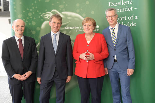 From left: Enno Aufderheide, Secretary General of the Alexander von Humboldt Foundation; Hans-Christian Pape, President of the Humboldt Foundation; German Chancellor Angela Merkel; Professor Günter M. Ziegler, President of Freie Universität Berlin