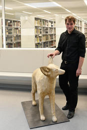 ... seinen neuen Standort fand. Hier posiert der Künstler Robert Patz mit seiner Skulptur.