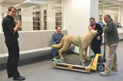 ... ins Foyer der Campusbibliothek, wo Trickster nach einer kurzen Verschnaufpause...