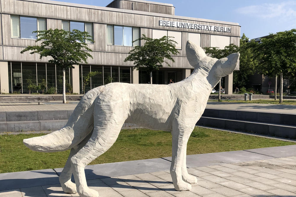 Trickster ist zurück: Ein Beton-Abguss der Holzfigur steht auf dem Vorplatz der Holzlaube.