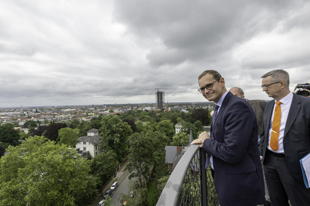 Ein letzter Blick über die Dächer und  Wipfel Berlins, dann führt die Sommer-Tour den Regierenden Bürgermeister weiter nach Charlottenburg.