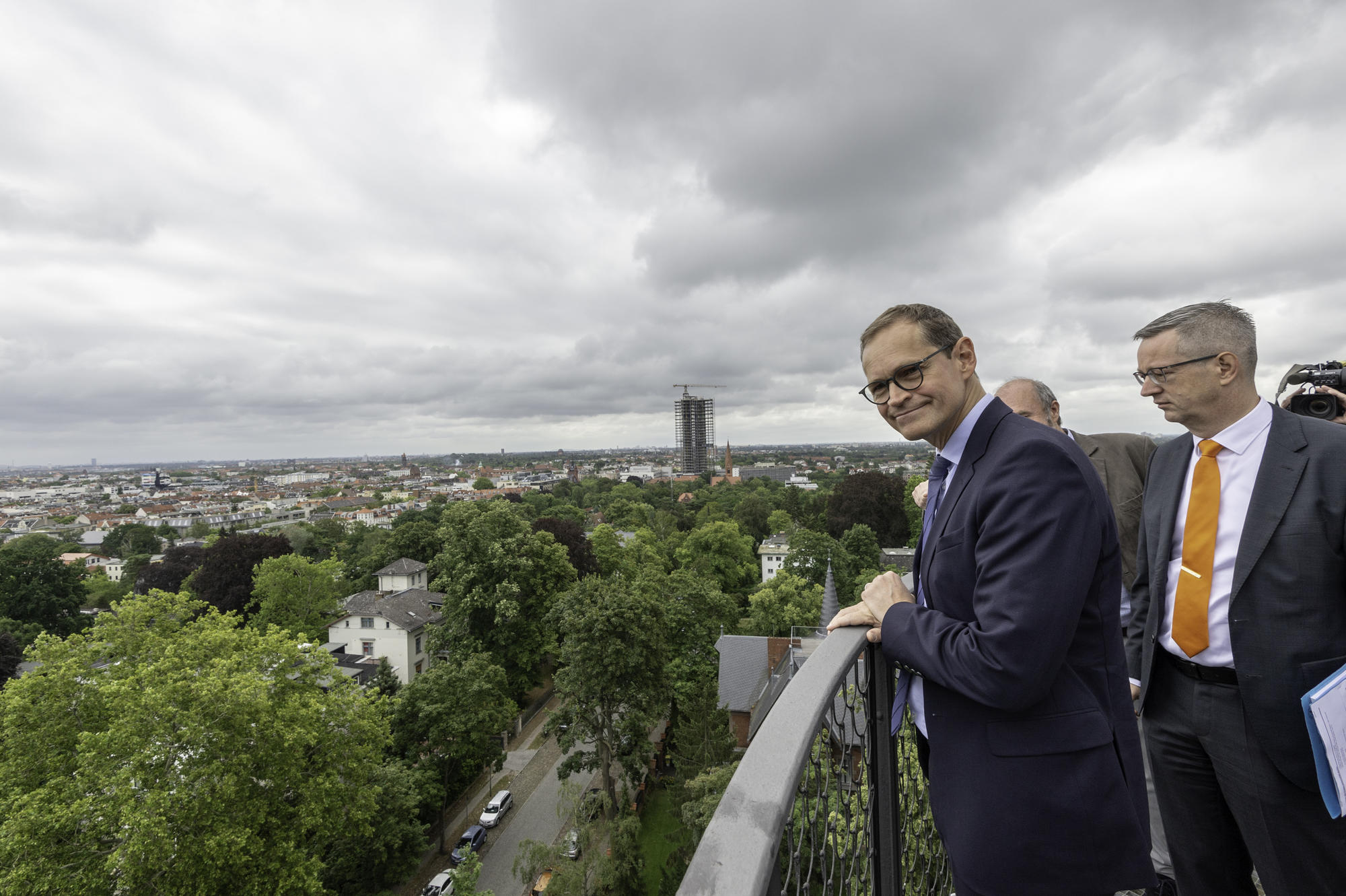 Ein letzter Blick über die Dächer und  Wipfel Berlins, dann führt die Sommer-Tour den Regierenden Bürgermeister weiter nach Charlottenburg.