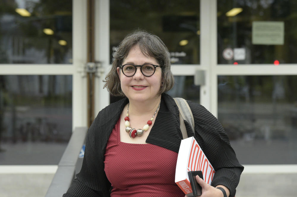 Eine Fachgröße der Kunst-, Film- und Kulturwissenschaften: Elisabeth Bronfen vor der Rostlaube.