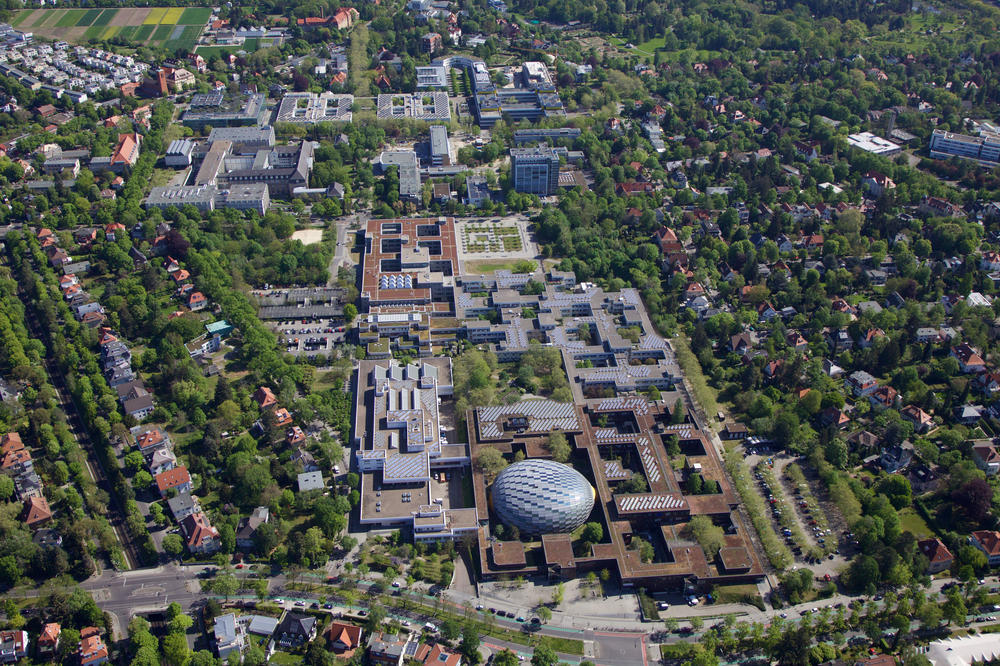 Durch einen Mix unterschiedlicher Maßnahmen ist es an der Freien Universität gelungen, vom Jahr 2001 an den Energieverbrauch innerhalb von zehn Jahren um 25 Prozent zu senken.