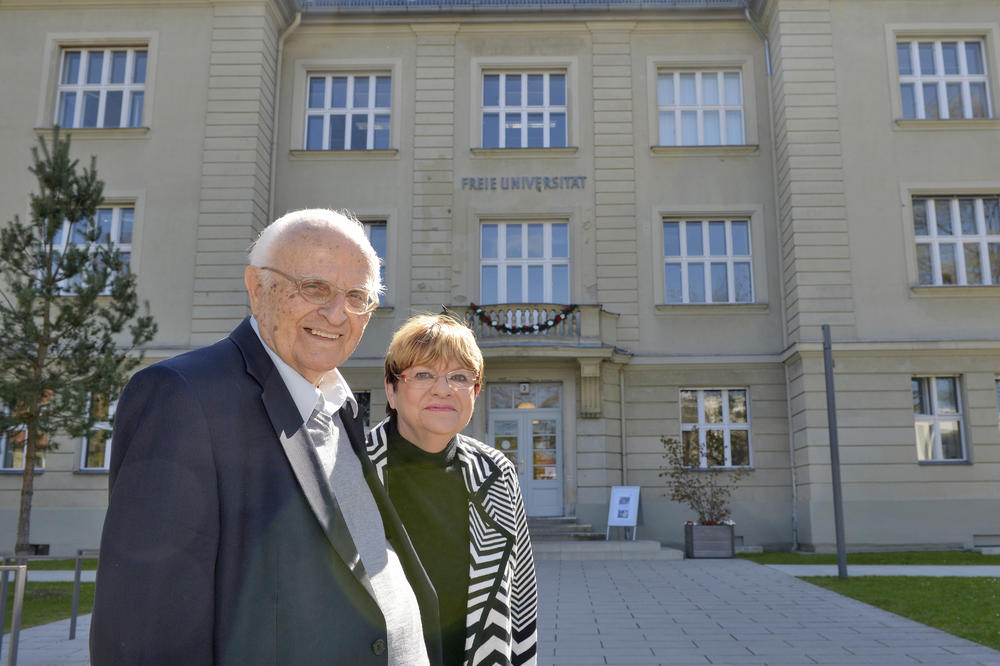Karol Kubicki mit seiner Frau Petra vor der Boltzmannstraße 3, dem ersten Hörsaalgebäude der Freien Universität. Das Bild wurde im April 2016 aufgenommen.