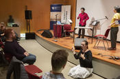 Tomomi Adachi & Natsuko Tezuka führten am zweiten Tag in der Staatsbibliothek ihre "Performance with Letters, Voices, Dance, and Music" vor. Alle Veranstaltungen wurden von Gebärdendolmetschern begleitet.