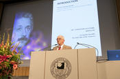 Hermann Nicolai, Direktor am Max-Planck-Institut für Gravitationsphysik, führte wissenschaftlich in die Lecture ein.