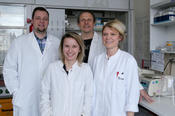 Das „ChemSnep“-Team erforscht, wie aus Holzfeinspan Grundbausteine für die chemische Industrie gewonnen werden kann: Christian Gleisberg (h. l.) und Jens Baumgardt (h. r.) sowie die Masterstudentinnen Sarah Bleile (v. l.) und Miriam Müller (v. r.).
