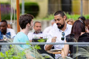 Im Gespräch bleiben: Während der International Week fanden Workshops und Vorträge statt, Fest- und Kulturveranstaltungen. Im Bild: der Empfang für internationale (Gast-)Wissenschaftlerinnen und -Wissenschaftler im Garten des Harnack Hauses.